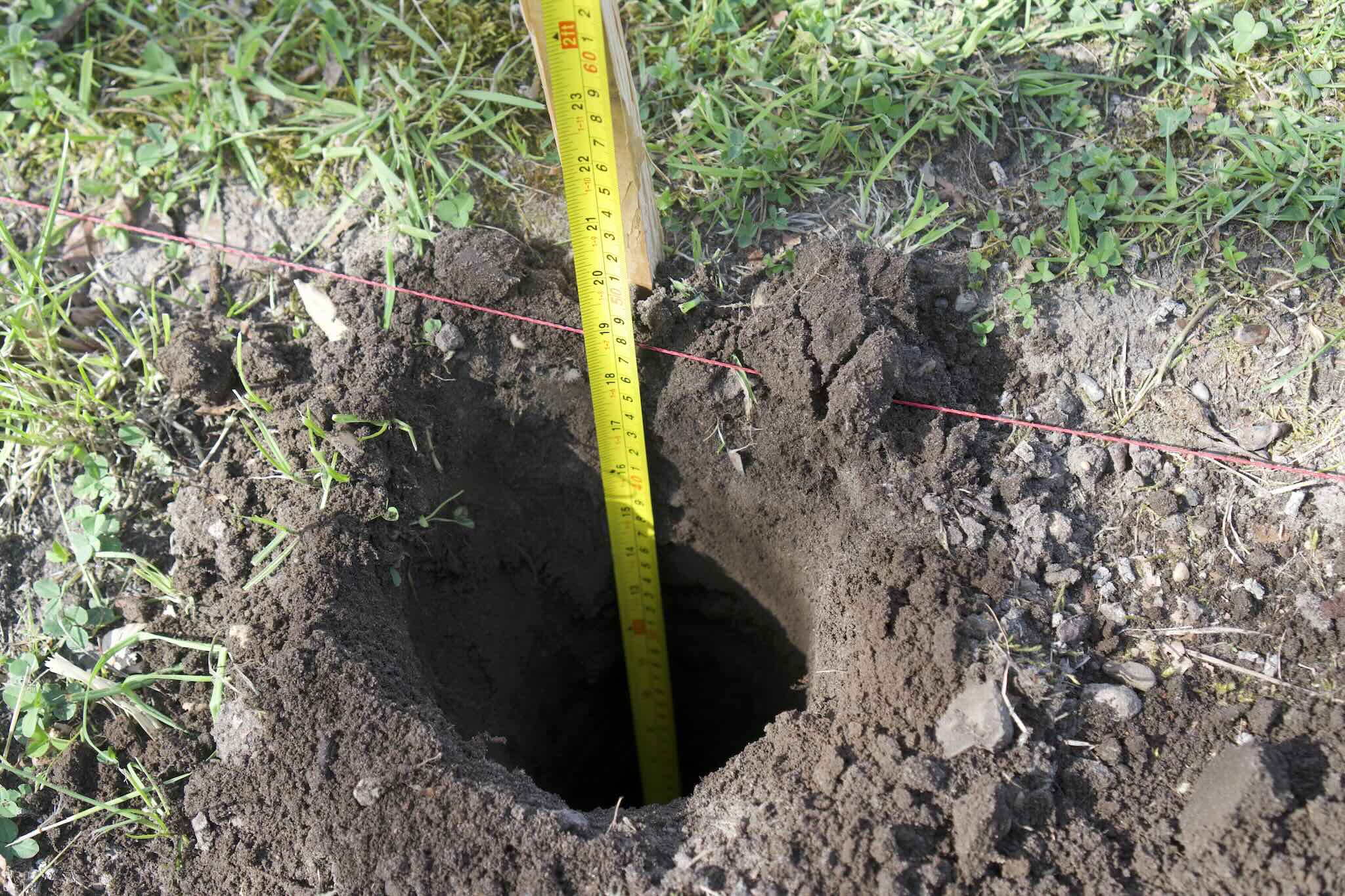 Hoe diep moet een paal de grond in?